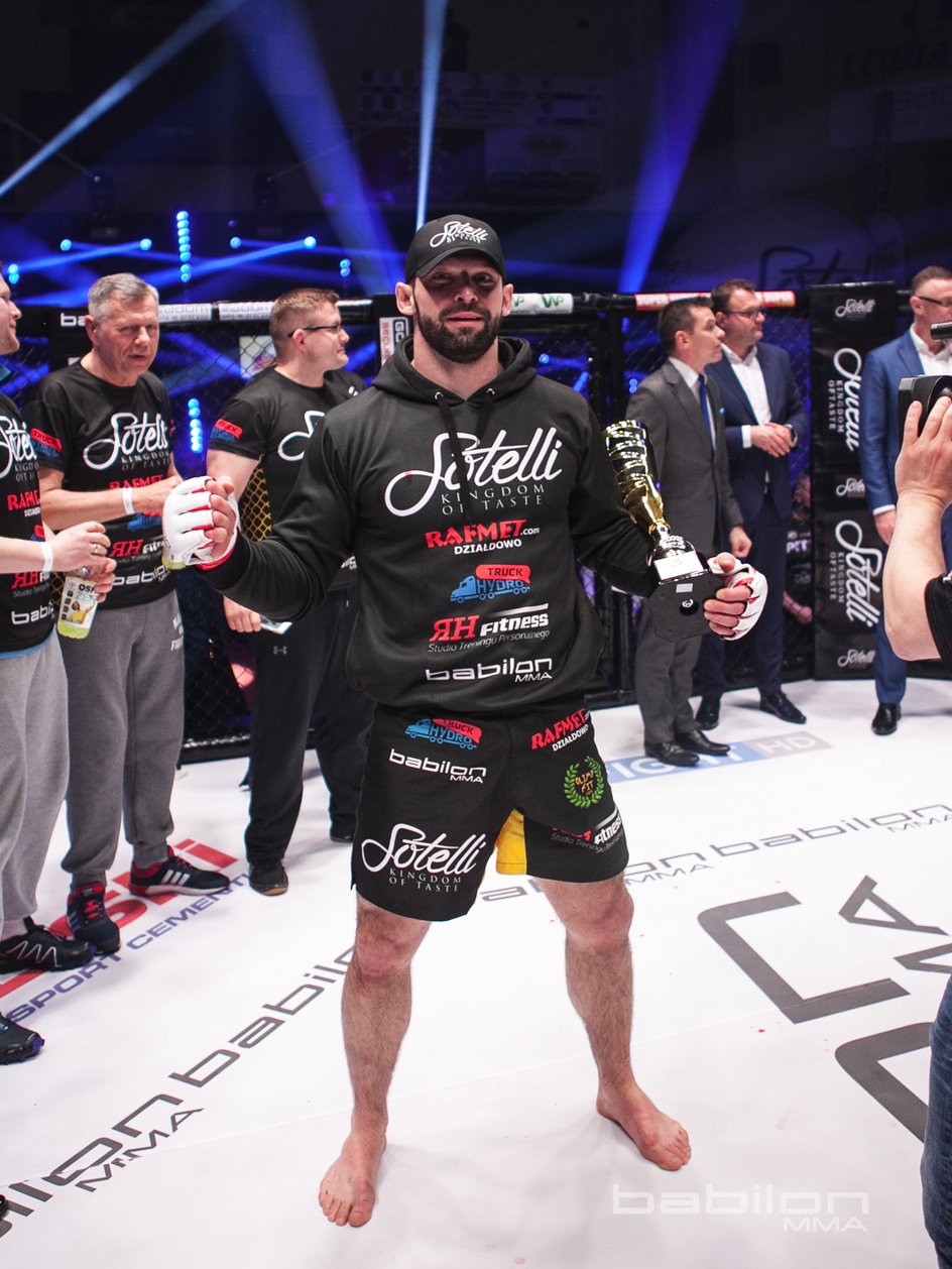 Szymon Kołecki nim trafił do MMA, zdobył dwa medale olimpijskie w podnoszeniu ciężarów – w Sydney w 2000 roku srebro, a niedawno odebrał złoto za igrzyska w Pekinie w 2008.