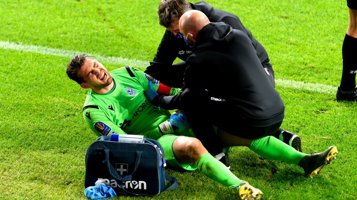 Uraz Mickeya van der Harta w trakcie konkursu rzutów karnych w meczu Lech Poznań - Lechia Gdańsk