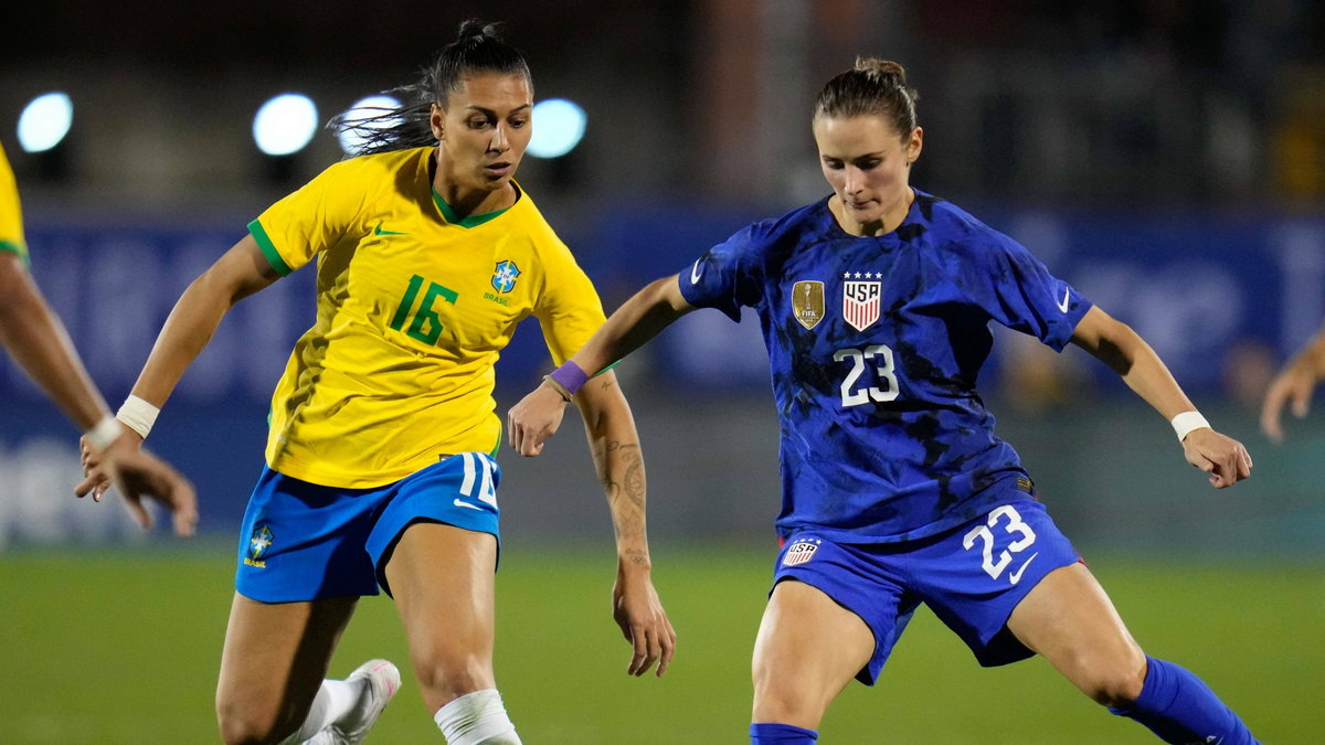 Obrończyni USA Emily Fox w starciu z Brazylijką Bią Zaneratto podczas meczu USA - Brazylia.