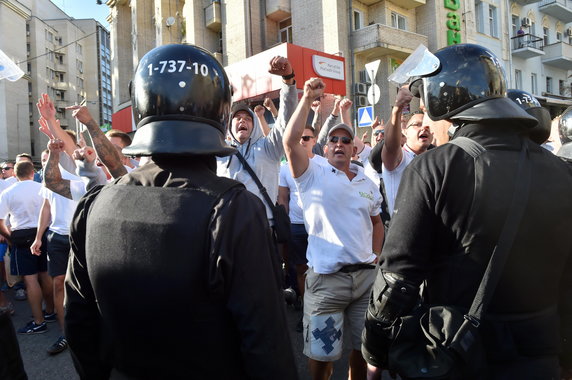 Fani Legii kontrolowani przez ukraińską policję.