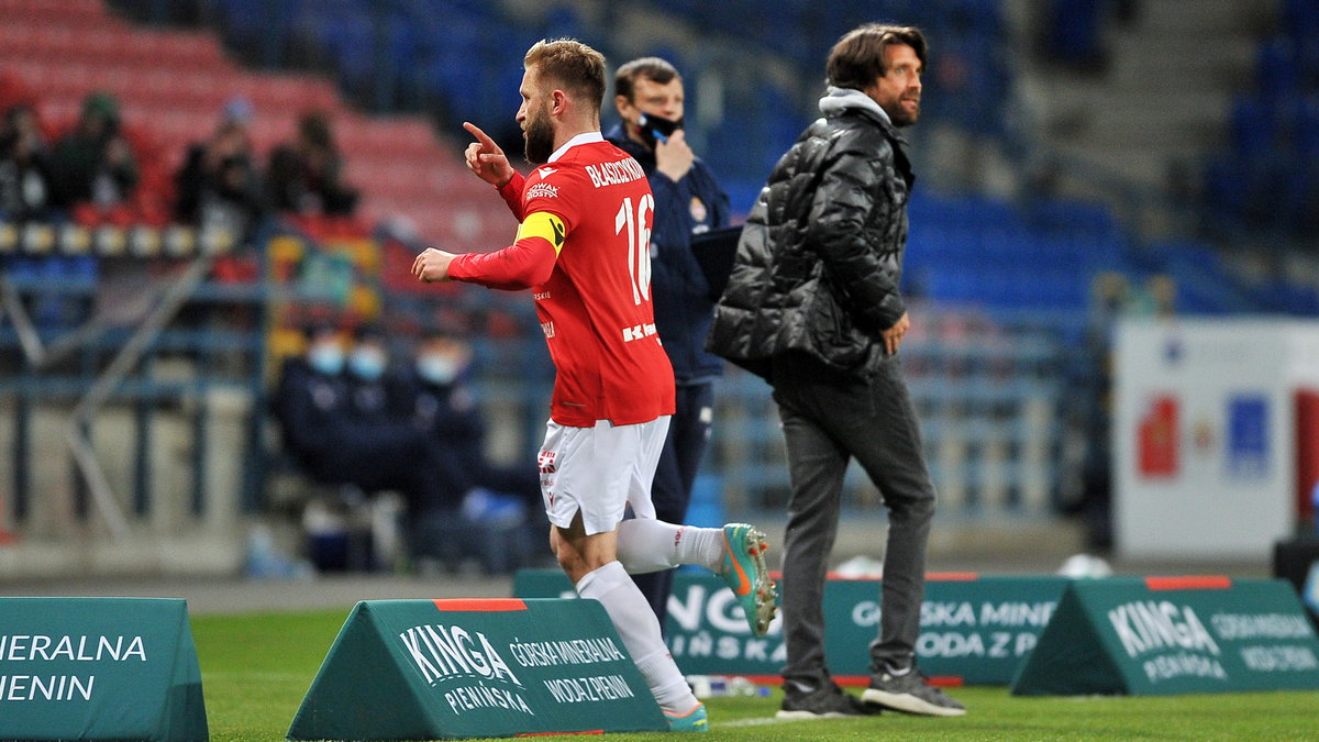 Jakub Błaszczykowski omija trenera Petera Hyballę, jakby ten był powietrzem.