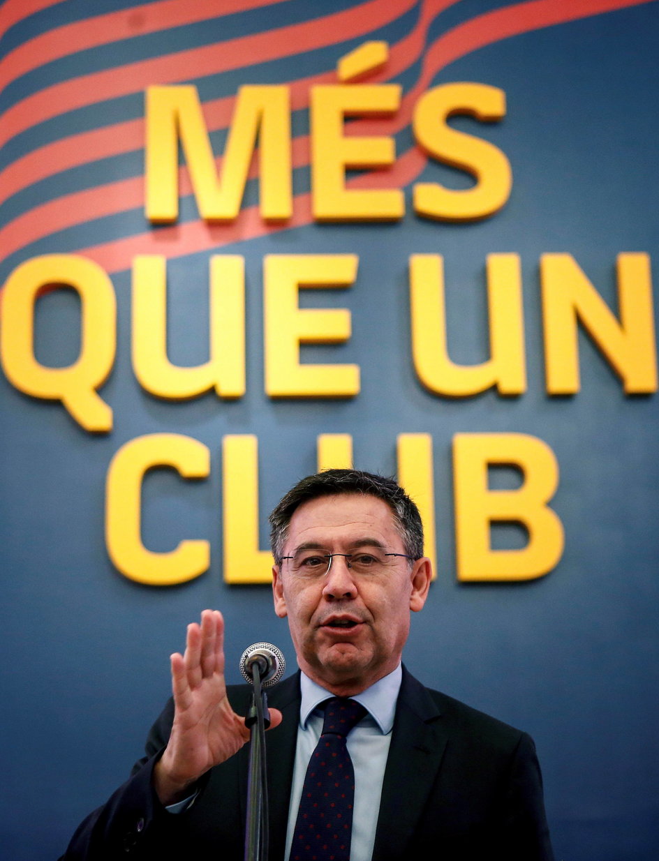 Prezes Barçy Josep Maria Bartomeu na tle sloganu „Więcej niż klub”