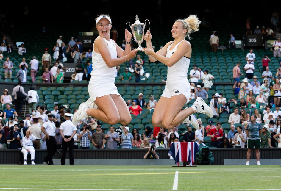 Czeszki (Barbora Krejcíkova - z lewej i Katerina Siniakova) okazały się najlepsze w deblu podczas Wimbledonu