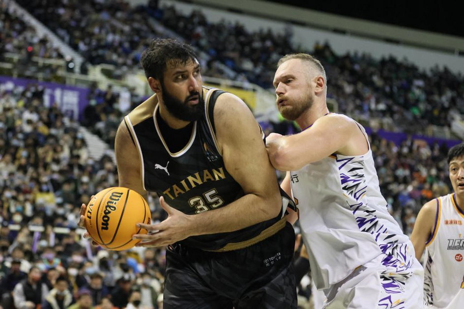 Sim Bhullar i Adam Łapeta