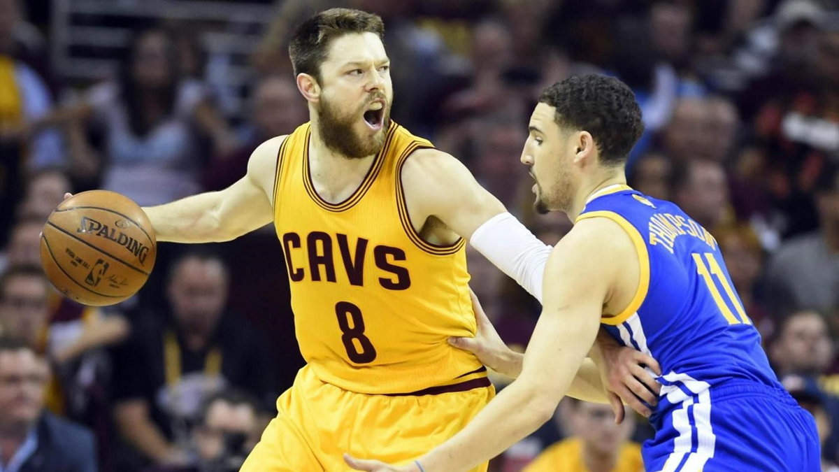 Matthew Dellavedova (L)