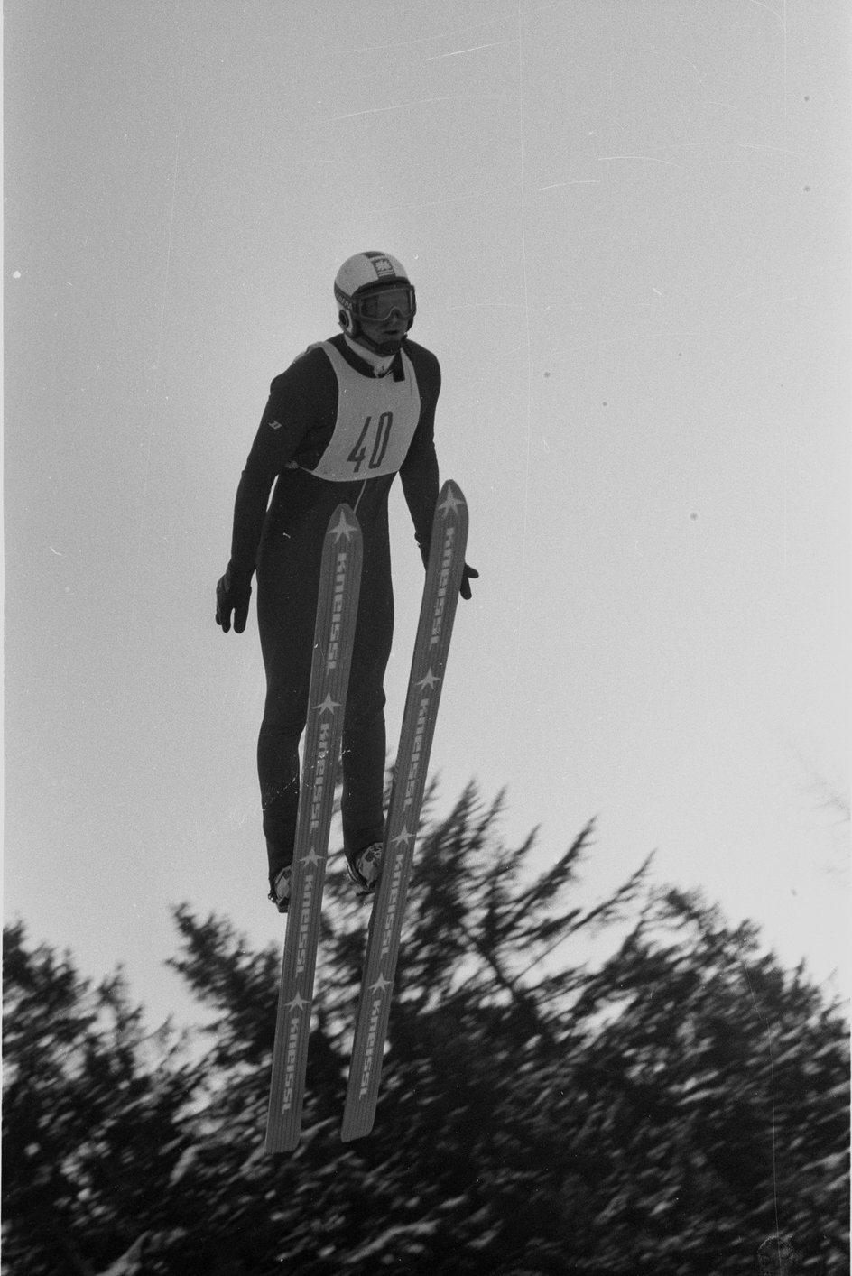 W inauguracyjnym sezonie Pucharu Świata na podium stawało dwóch Polaków! Najpierw 6 stycznia 1980 roku Piotr Fijas (na zdjęciu) był trzeci w Bischofshofen, a 20 dni później pierwszym naszym zwycięzcą zawodów PŚ, rozegranych w Zakopanem został Stanisław Bobak, który na koniec sezonu zajął trzecie miejsce w klasyfikacji generalnej.