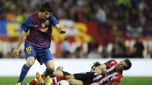 Lionel Messi (L)