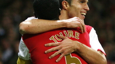 Robin Van Persie w ramionach Kolo Toure