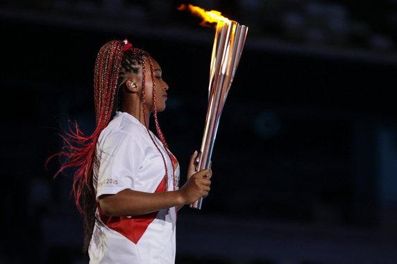 Naomi Osaka z pochodnią olimpijską