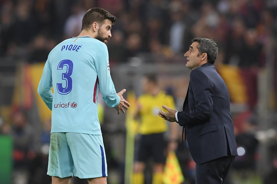 Ernesto Valverde (z prawej) w rozmowie z Gerardem Piqué