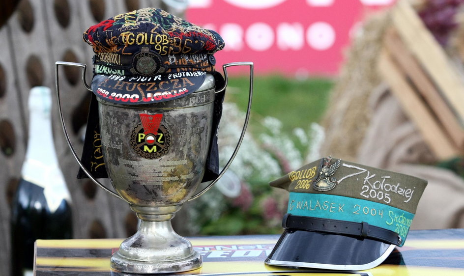 Trofea dla mistrza Polski, w tym czapka Kadyrowa