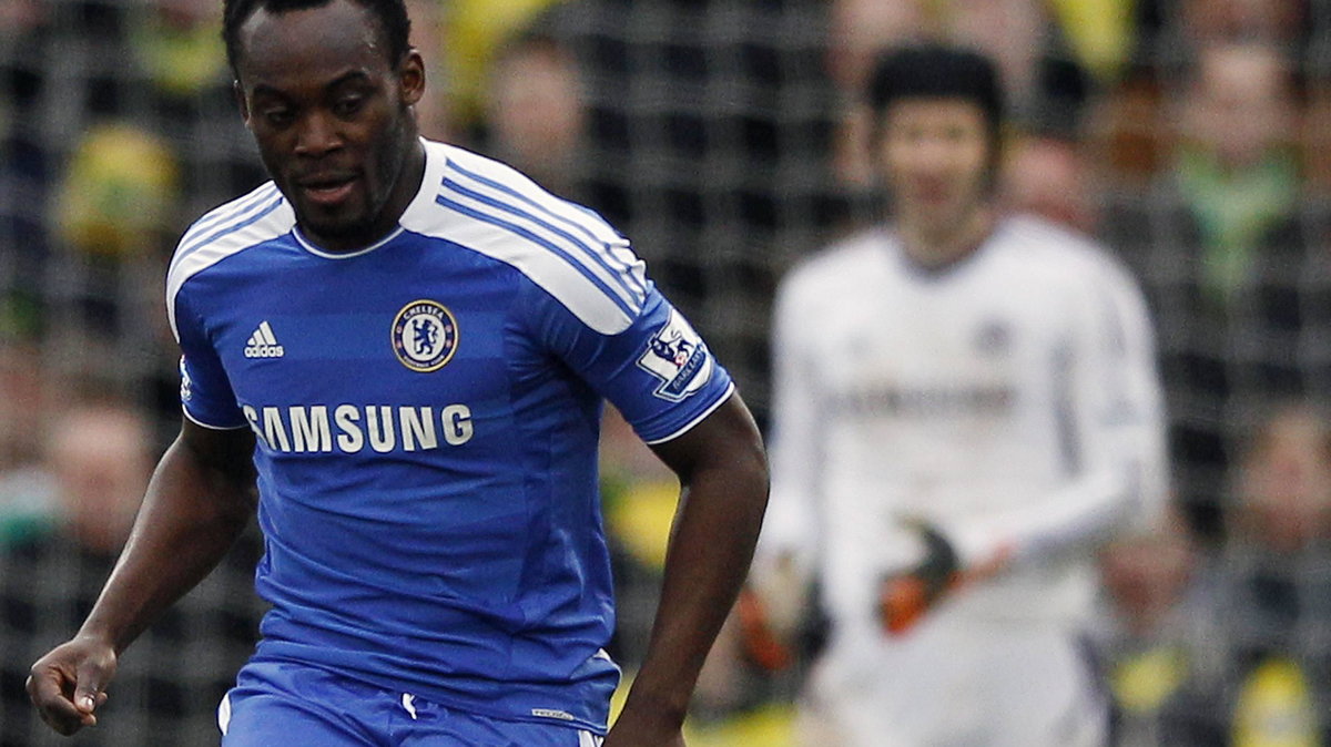 Michael Essien (L)