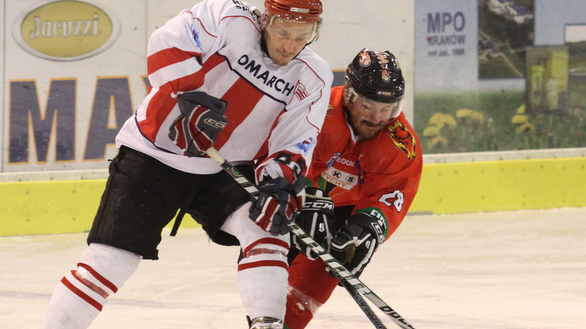 Cracovia - GKS Tychy: Patryk Noworyta (L) o Michał Garbocz (P)