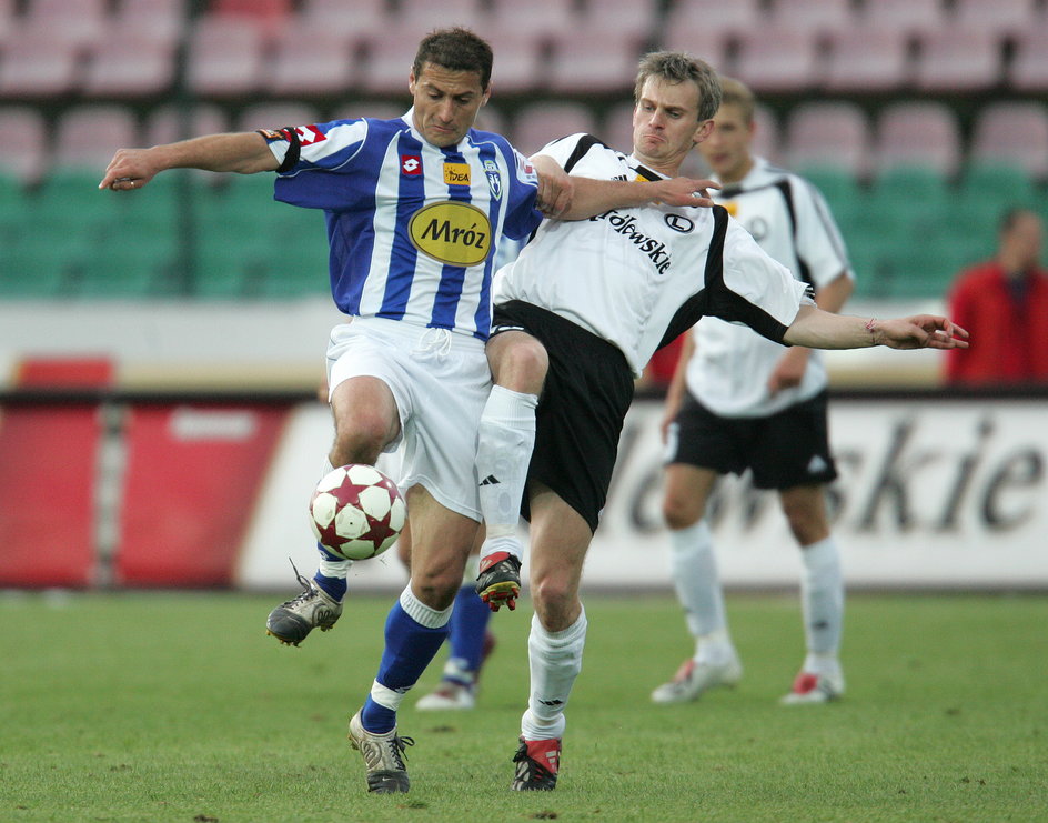 Piotr Świerczewski i Jacek Magiera podczas meczu Legii z Lechem w 2005 roku Po latach obaj zostali trenerami Tylko jednemu bycie szkoleniowcem wyszło na plus.