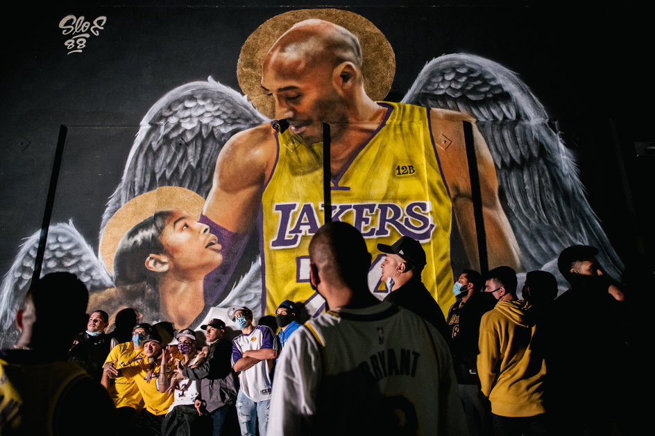 Mural przedstawiający Kobego Bryanta i ciórką Giannę