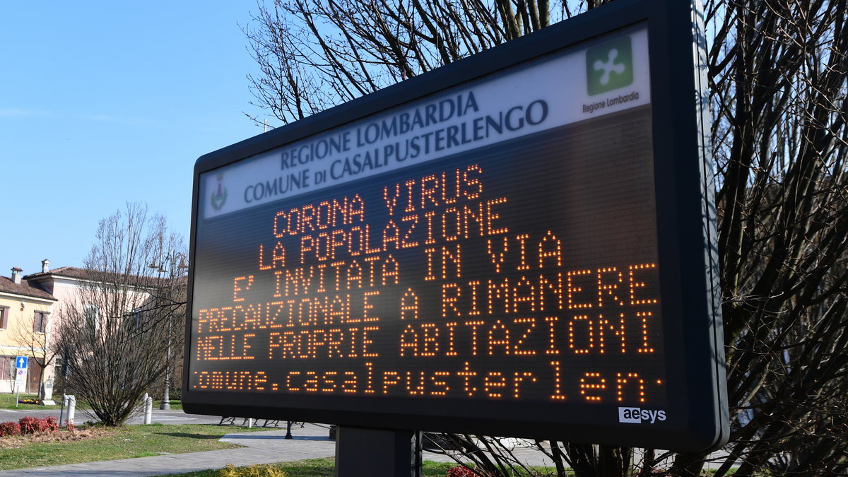 Tablica w Casalpusterlengo, w pobliżu Mediolanu: „Koronawirus, mieszkańcy proszeni są o pozostanie w domach”