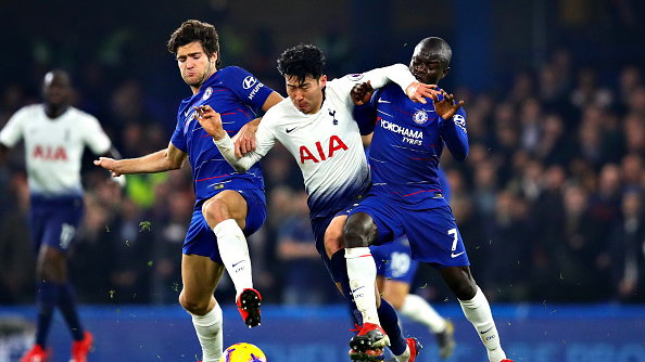 Heung-Min Son (Tottenham) oraz N'Golo Kante i Marcos Alonso (Chelsea)