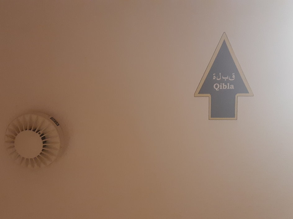 Oznaczenie "qibla" na suficie w moim pokoju hotelowym. Obok czujnik dymu.