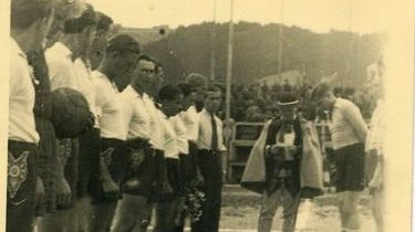 Fot. Góralski Klub Sportowy (Goralisches Sportverein), zawodnicy klubu po lewej stronie, fot. ze zbiorów Muzeum Tatrzańskiego w Zakopanem