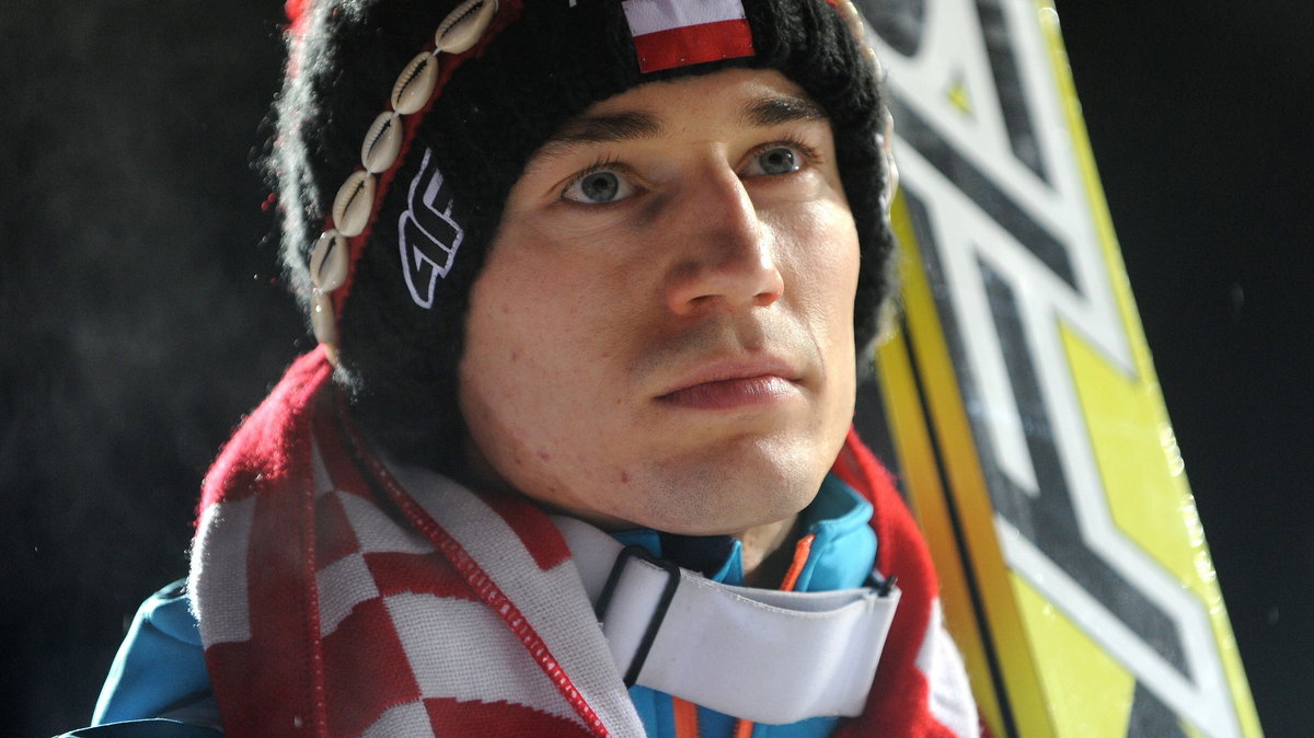 Kamil Stoch nie ma powodów do radości, fot. AFP / UWE ZUCCHI