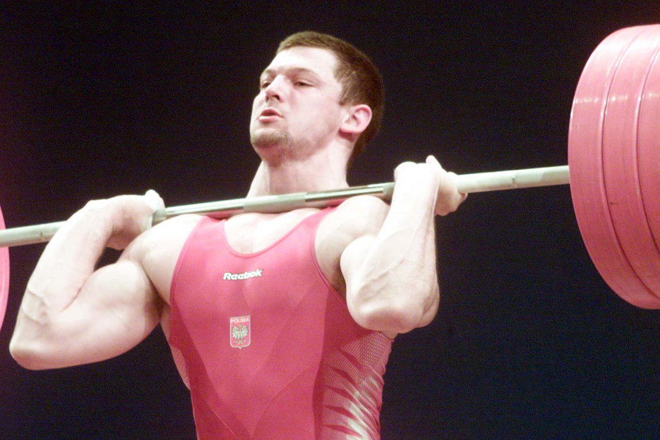 W Sydney Szymon Kołecki stał na drugim stopniu podium. Srebrny medal zdobył też w Pekinie, ale po latach po dyskwalifikacji rywala dostał złoty krążek. (Fot. PAP)