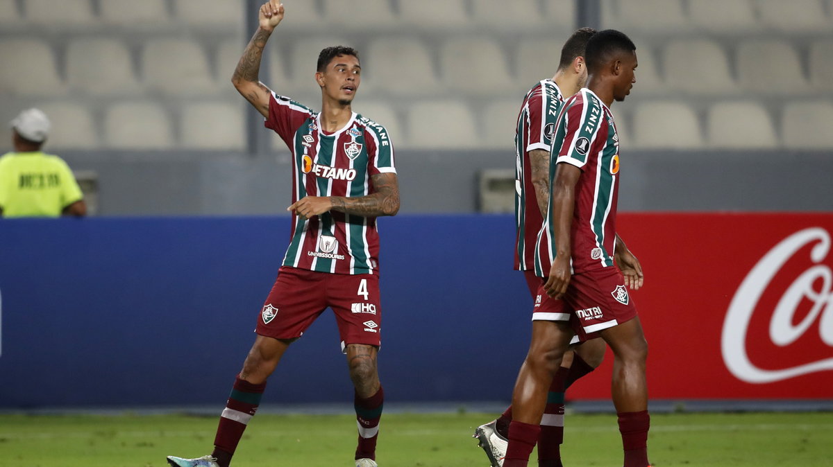 Vitor Mendes (pierwszy z lewej) także został zawieszony przez swój klub Fluminense. (Copa Libertadores Sporting Cristal - Fluminense, 05.04.2023 r.).