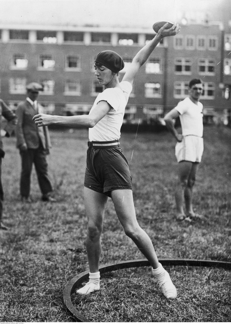 Halina Konopacka do złota wywalczonego na igrzyskach pań w 1926 roku dorzuciła w Amsterdamie mistrzostwo olimpijskie i kolejny rekord świata.