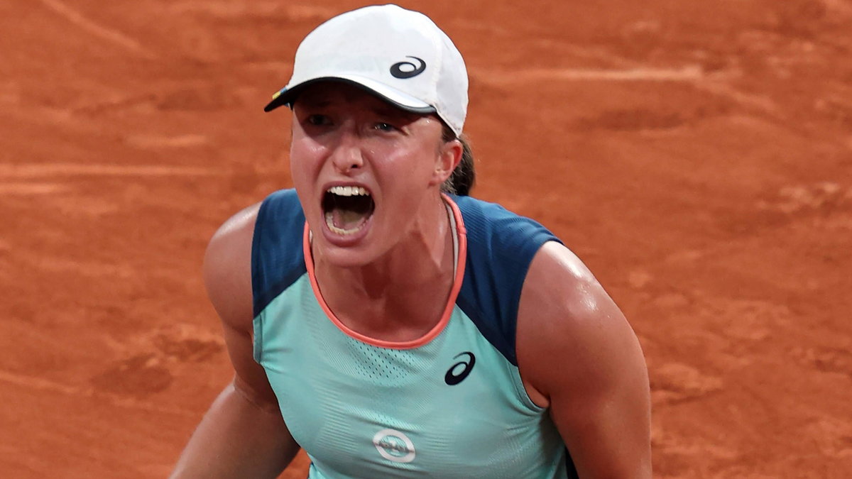 Iga Świątek ciesząca się z wygrania tegorocznego Roland Garros