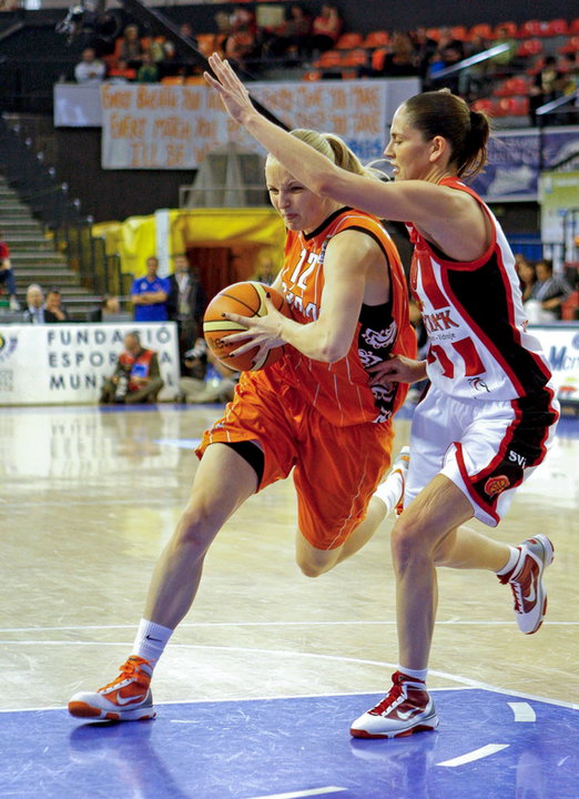 Agnieszka Bibrzycka (z lewej, UMMC Jekaterynburg)