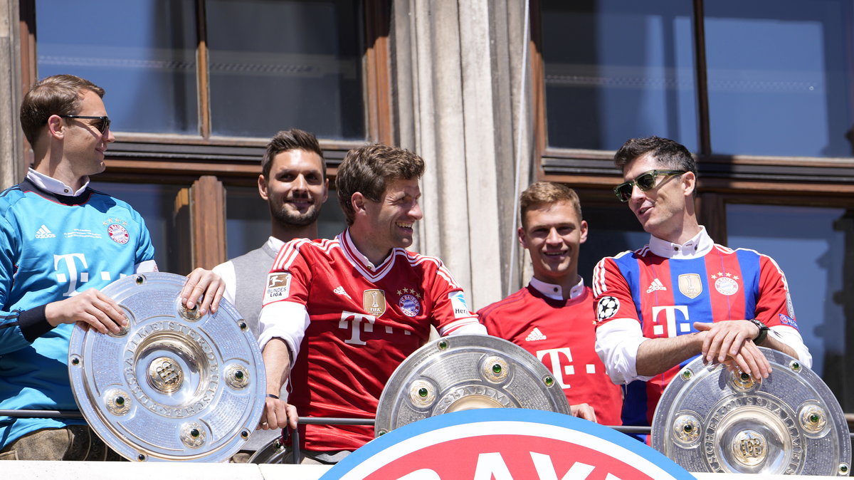 Od lewej: Manuel Neuer, Sven Ulreich, Thomas Mueller, Joshua Kimmich i Robert Lewandowski świętujący mistrzostwo Niemiec (maj 2022)