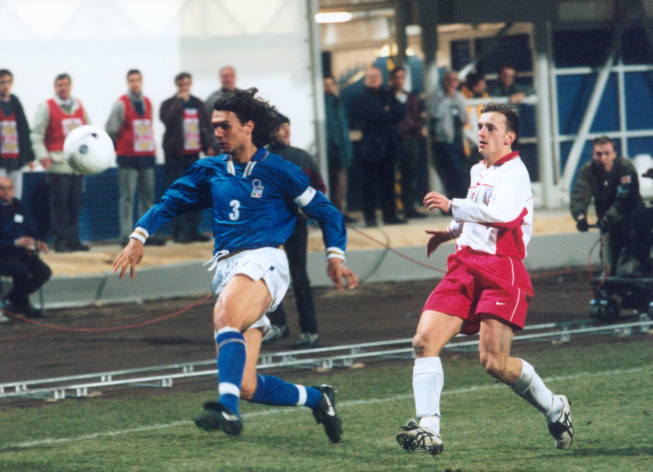 Paolo Maldini i Adam Ledwoń w meczu Polska - Włochy (1997 r.)