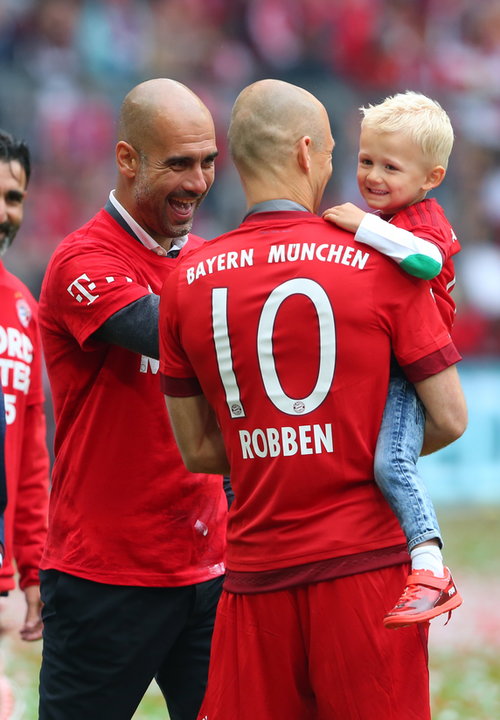Arjen Robben (tyłem), zawodnik Bayernu Monachium, z synkiem