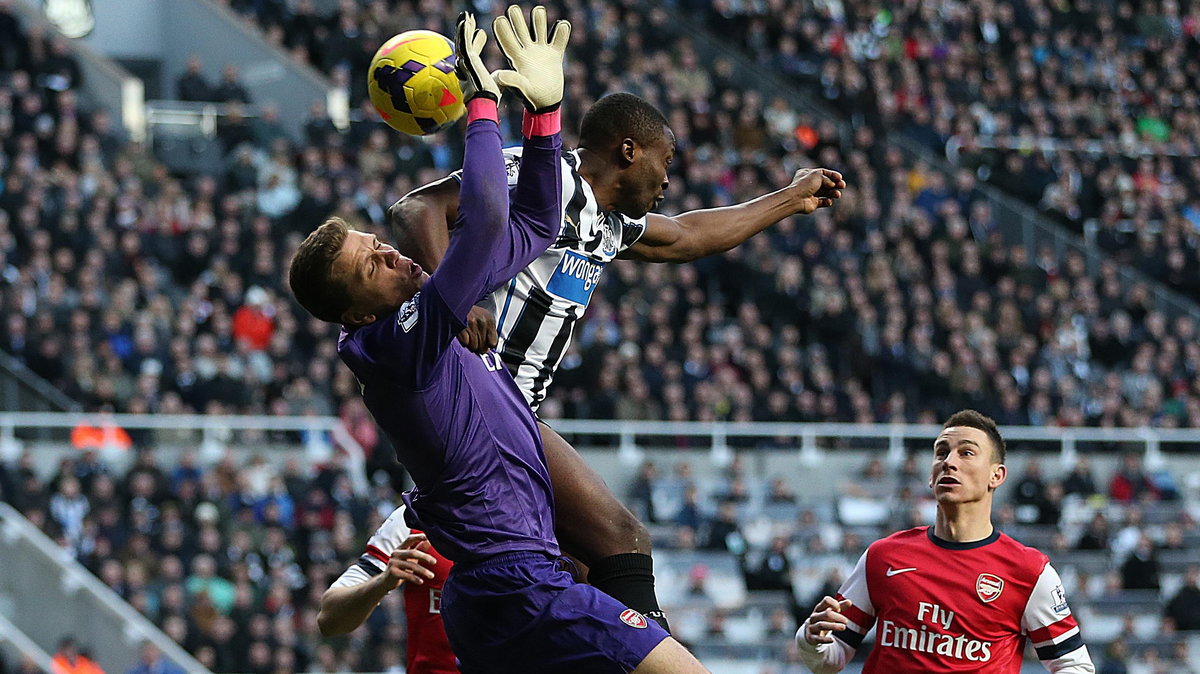 Wojciech Szczęsny naciskany przez Sholę Ameobiego