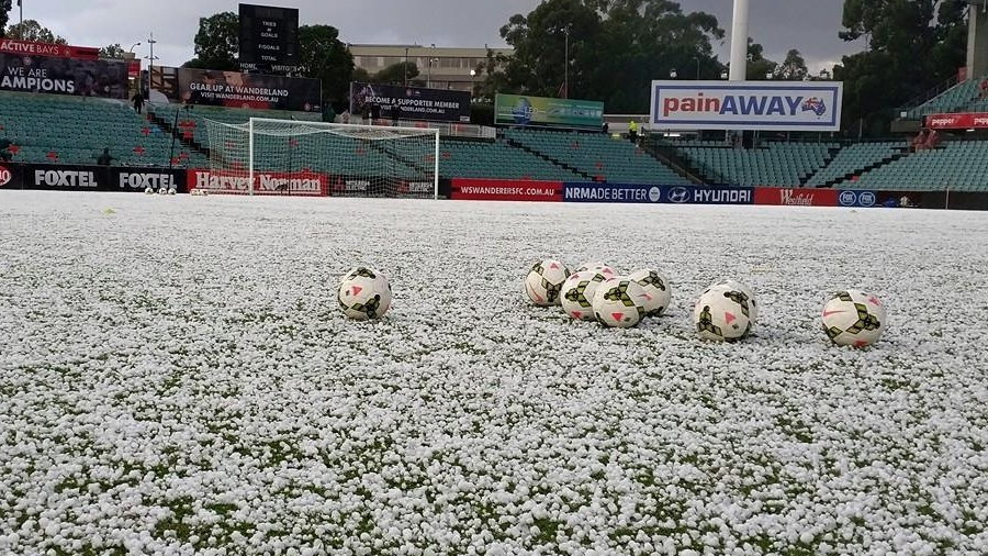 Gradobicie przed meczem Western Sydney Wanderers – Perth Glory. Australia, A-League, 25 marca 2015.