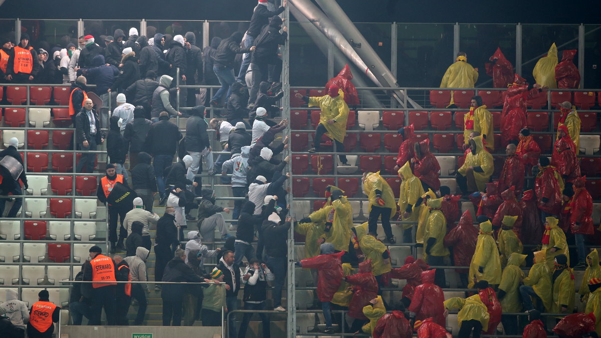 Zadymy podczas meczu Legia Warszawa - Jagiellonia Białystok