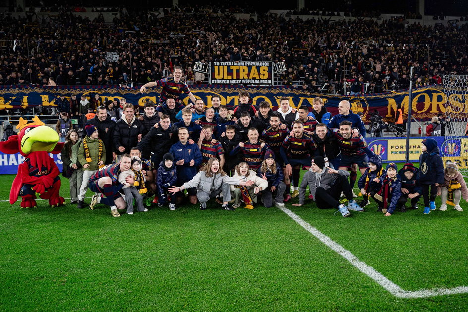 Pogoń Szczecin świętująca awans do finału Fortuna Pucharu Polski