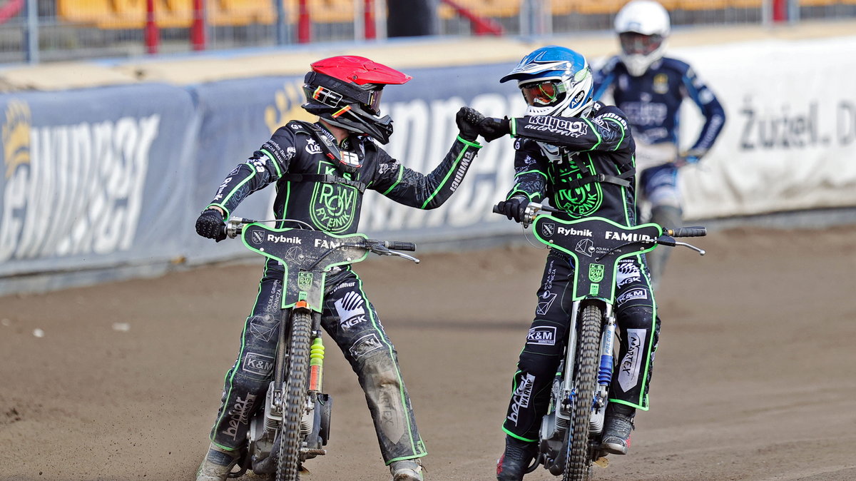 Michael Jepsen Jensen i Rune Holta (obaj ROW Rybnik) cieszą się z wygranej nad Unią Tarnów