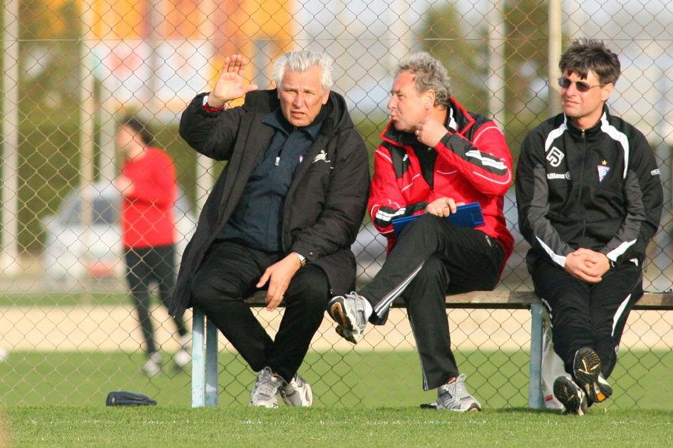 Po zakończeniu piłkarskiej kariery Antoni Szymanowski (w środku) pracował jako trener. Między innymi w Górniku Zabrze jako asystent Henryka Kasperczaka (z lewej) i współpracownik Jerzego Kowalika (z prawej).