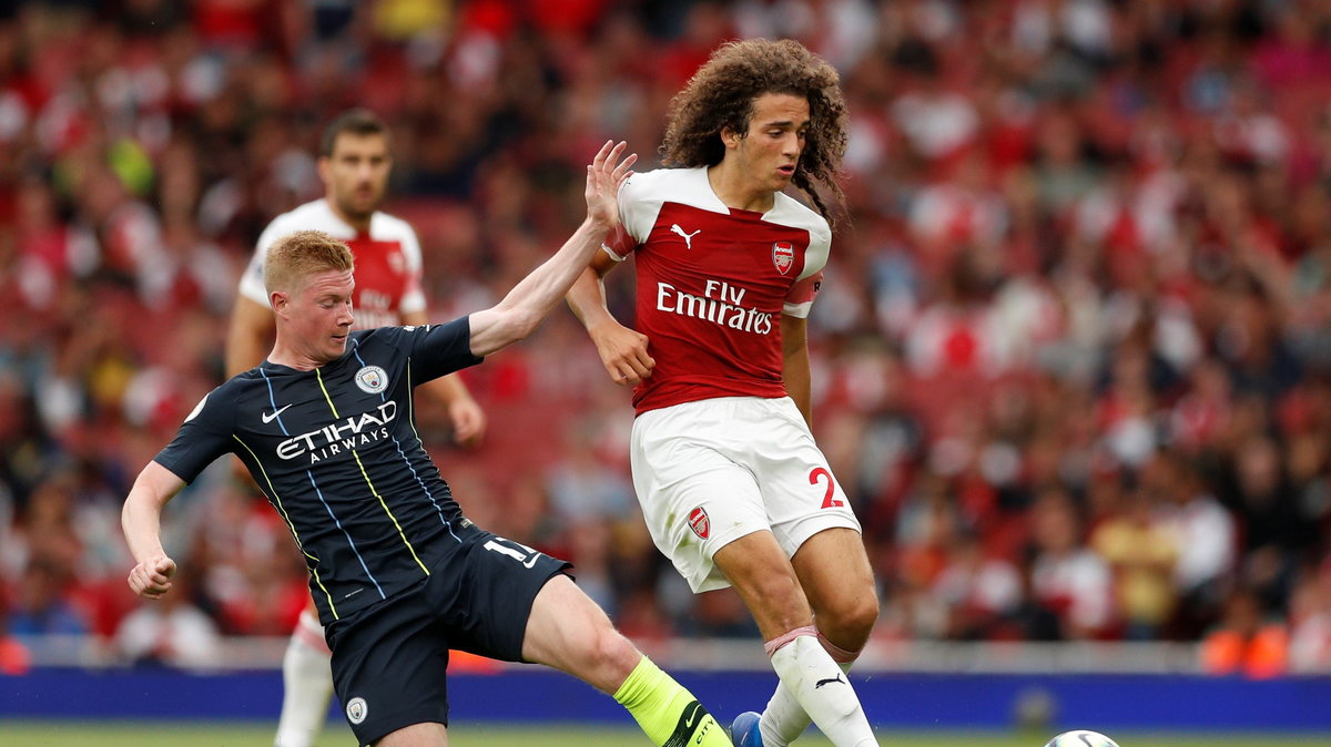 Kevin De Bruyne (z lewej) w meczu z Arsenalem w 1. kolejce Premier League