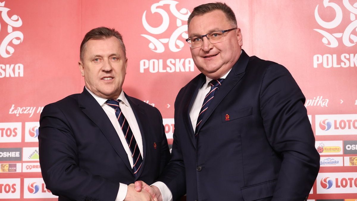 Prezes PZPN Cezary Kulesza i Czesław Michniewicz podczas oficjalnej prezentacji nowego selekcjonera reprezentacji Polski (31.01.2022)