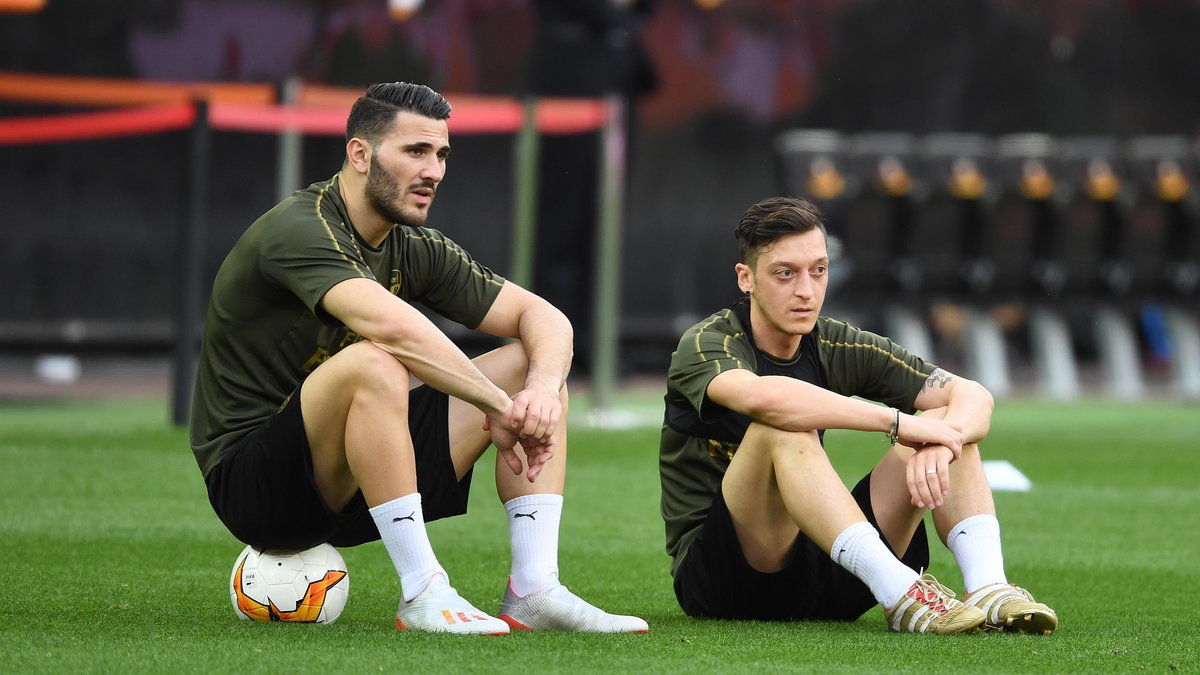 Mesut Oezil (z prawej) i Sead Kolasinac