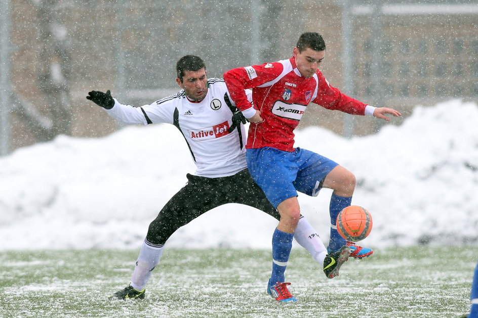 Mateusz Górecki (z prawej) podczas sparingu Rakowa z Legią w 2013 r.