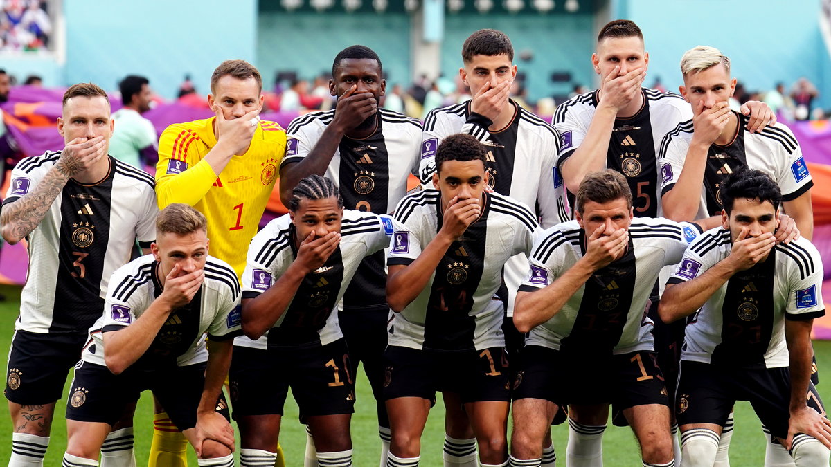 Piłkarze reprezentacji Niemiec i ich słynny gest