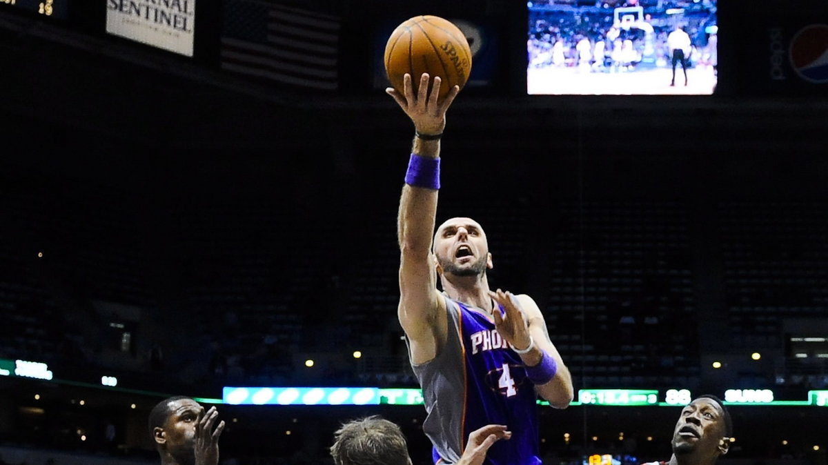 Marcin Gortat rzuca do kosza