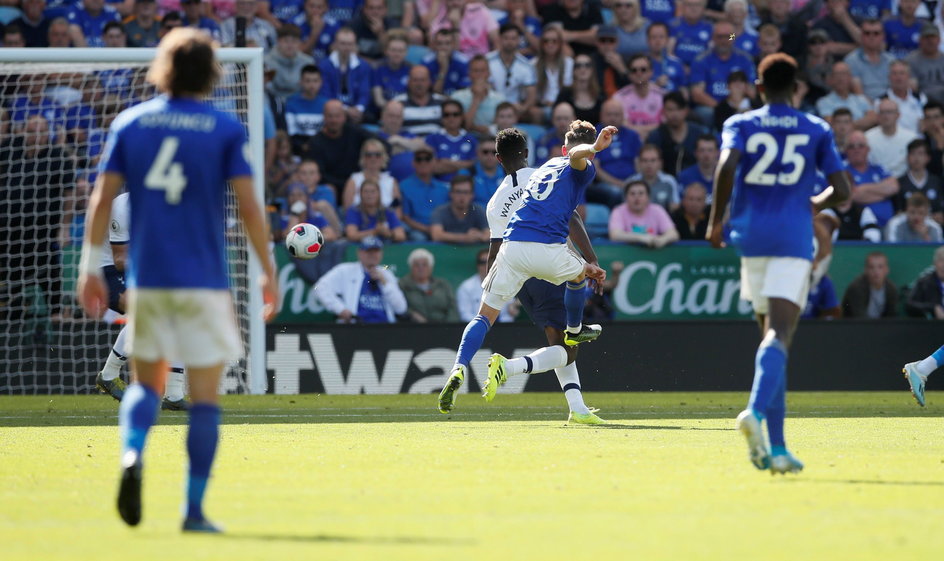 James Maddison strzela, a piłka za chwilę wpadnie do siatki Tottenhamu i zrobi się 2:1