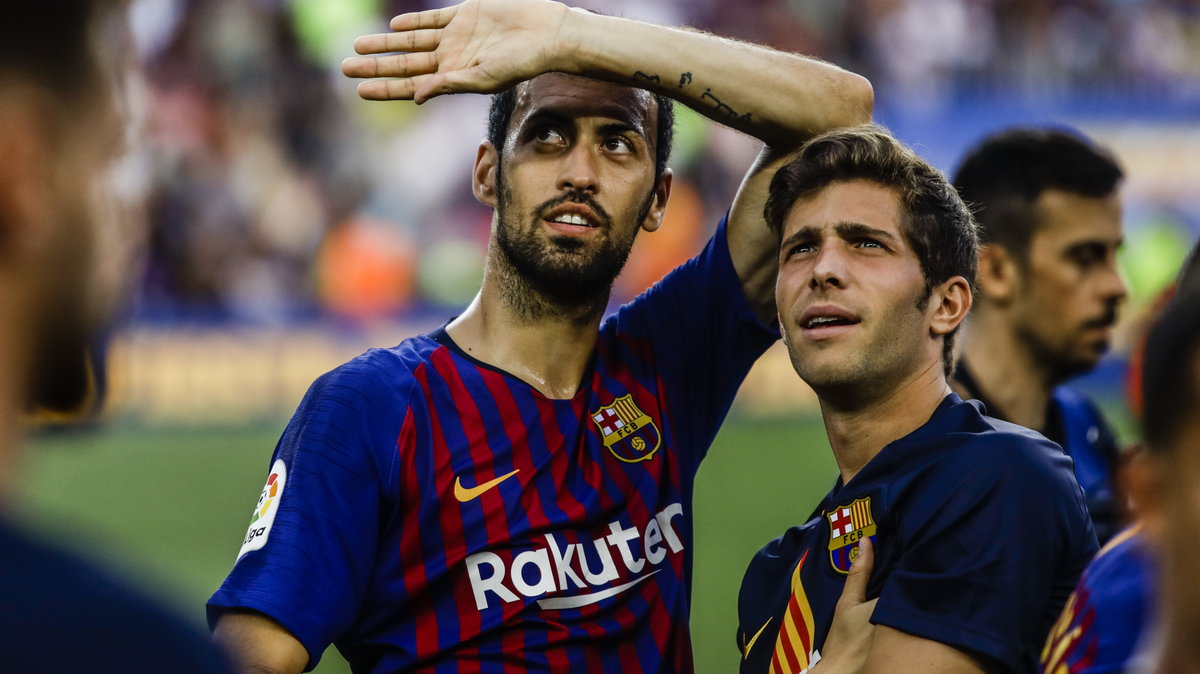 Sergio Busquets (z lewej) i Sergi Roberto będą mieć takie same kwoty odstępnego – 500 milionów euro