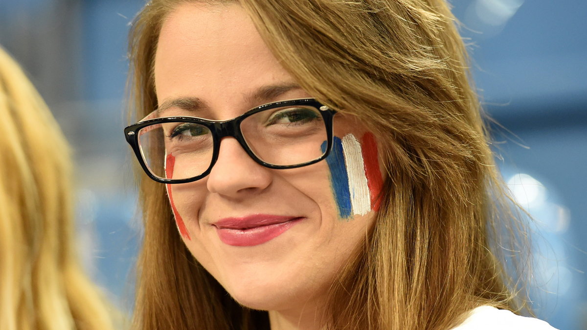 Fanka reprezentacji Francji podczas jednego z meczów