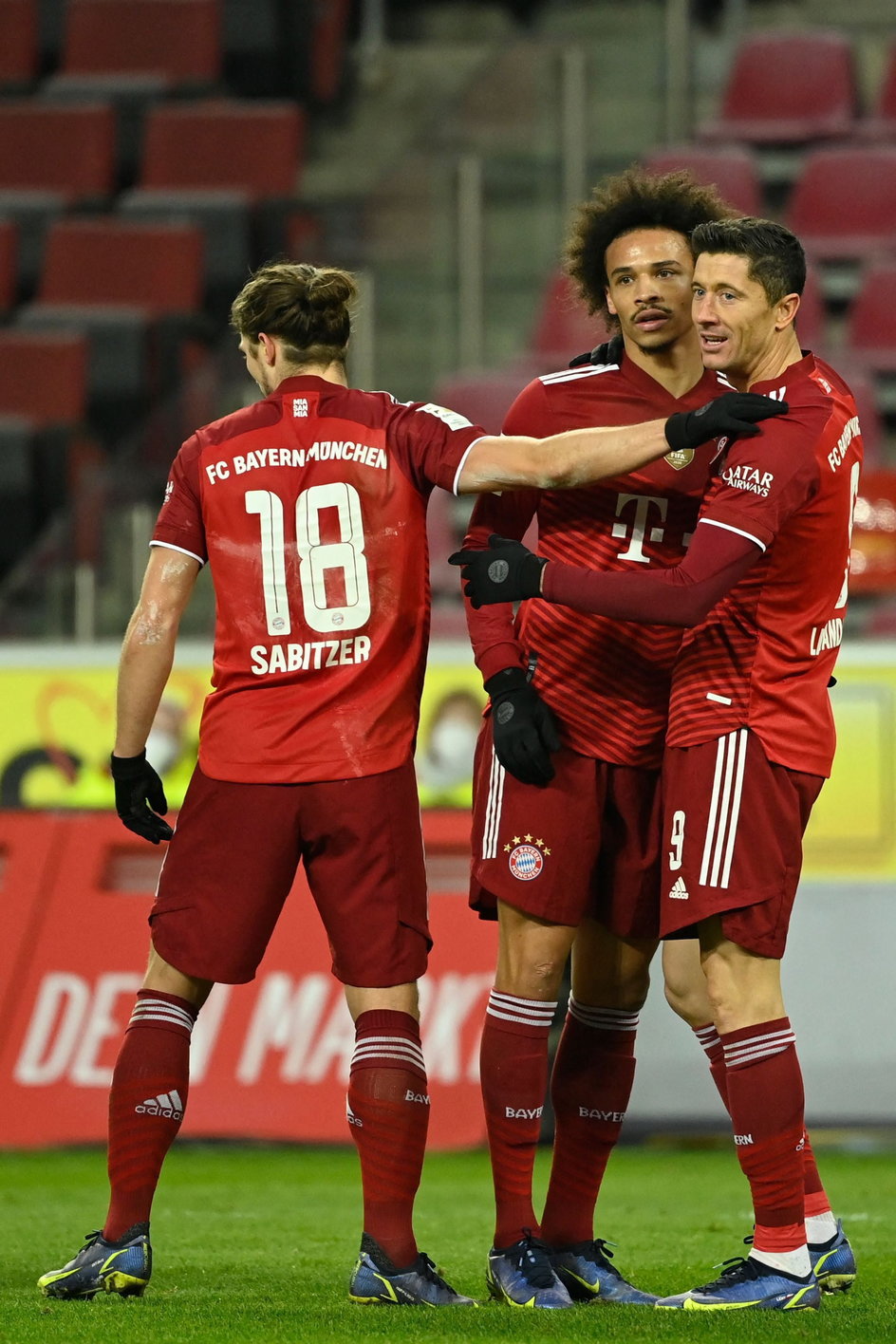 Marcel Sabitzer (z lewej) i Leroy Sane gratulowali Robertowi Lewandowskiemu hat tricka w starciu z Köln. Ten drugi przyczynił się do niego dwoma asystami przy bramkach Polaka.