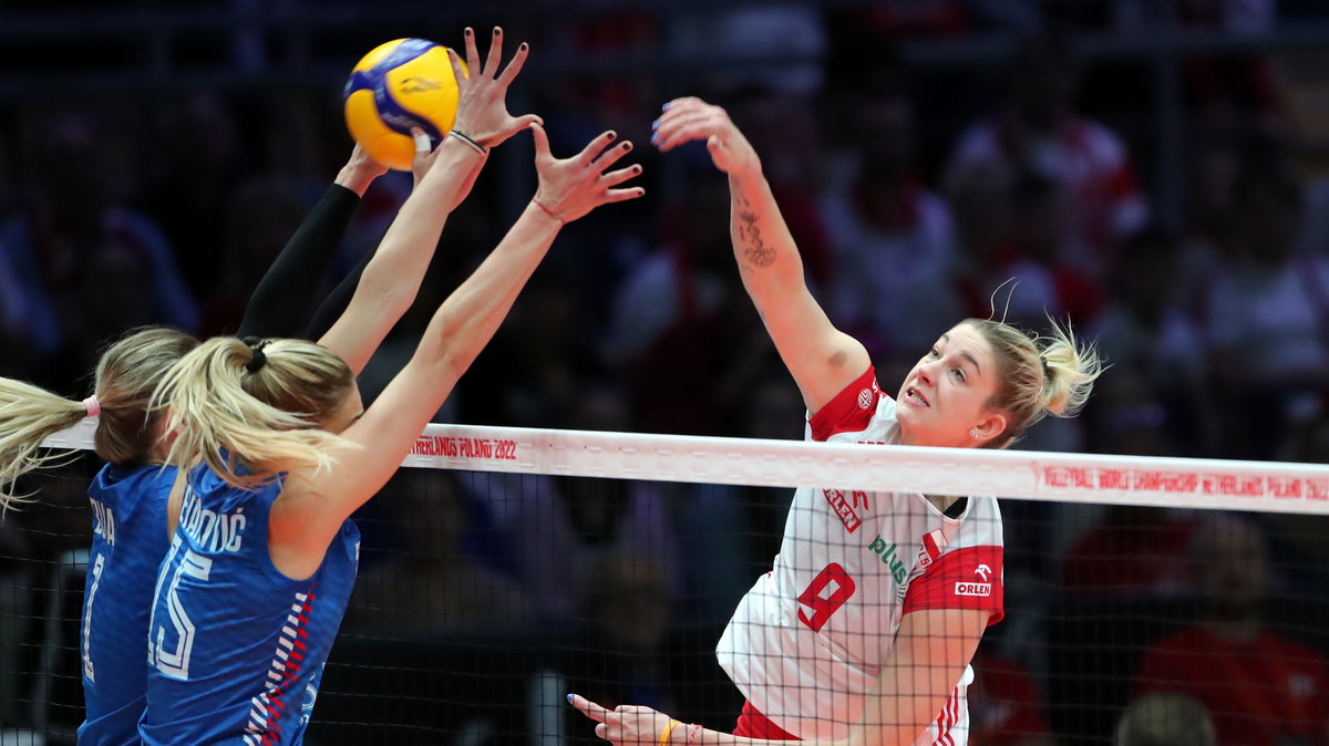 Magdalena Stysiak w ataku w meczu Polska - Serbia w MŚ siatkarek