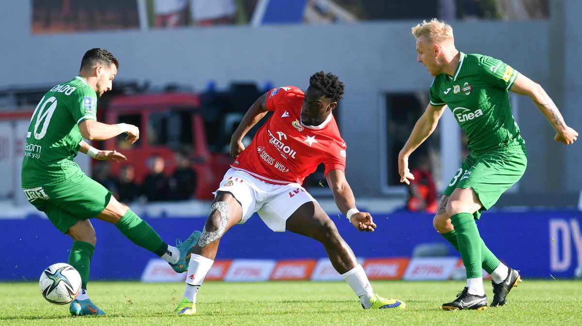 Luis Machado i Daniel Łukasik (Radomiak Radom) oraz Elvis Manu (Wisła Kraków)